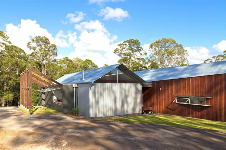 whyatt house: australian bush style home built from
